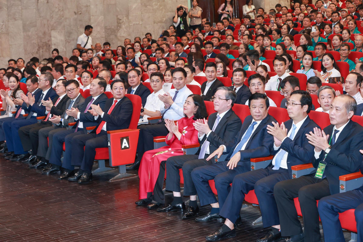 Các đại biểu tham dự chương trình.