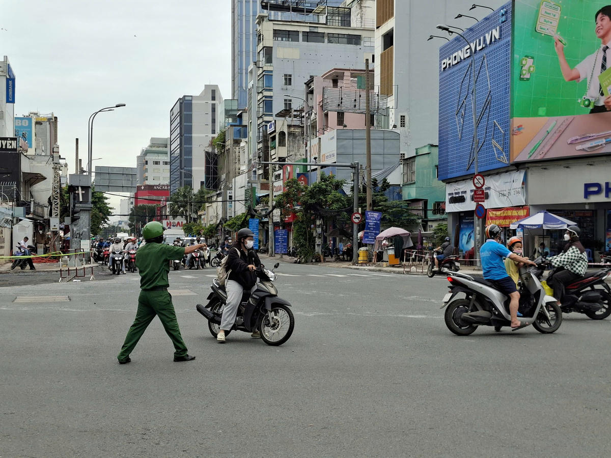 Ghi nhận sáng hôm nay, lực lượng chức năng có mặt nhiều ở các ngã tư, ngã ba và nơi phân luồng mới để hướng dẫn người dân di chuyển. Ảnh: M.Q.