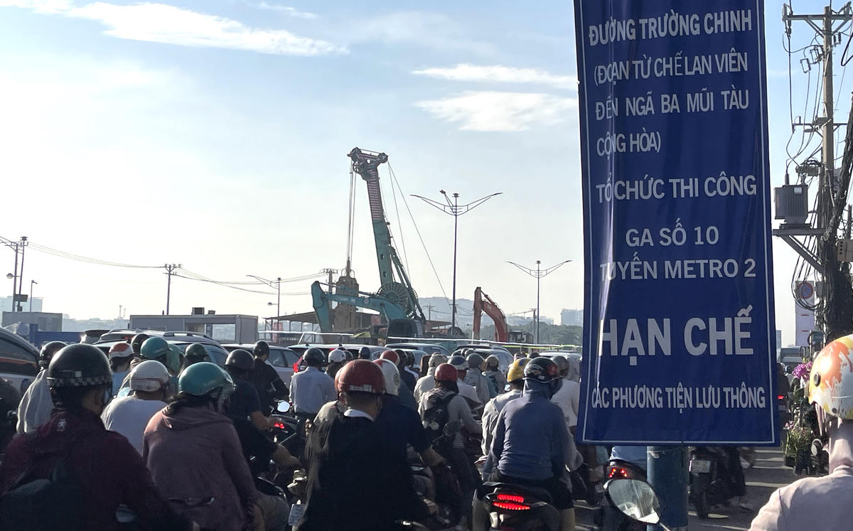 Lực lượng chức năng treo băng rôn thông báo tới người dân. Ảnh: Đ.Xá.