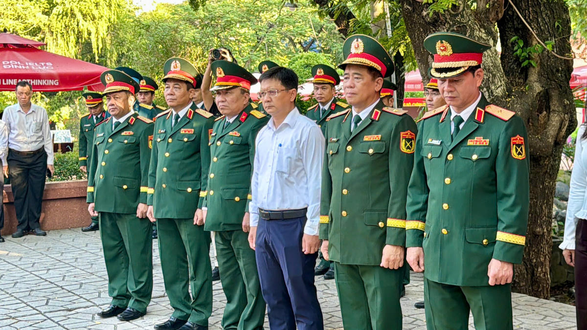 Ông Nguyễn Mạnh Cường, Phó Chủ tịch UBND TPHCM cùng các lãnh đạo Quân khu 7 và Bộ Tư lệnh thành phố tại chương trình tổng duyệt. Ảnh: K.S