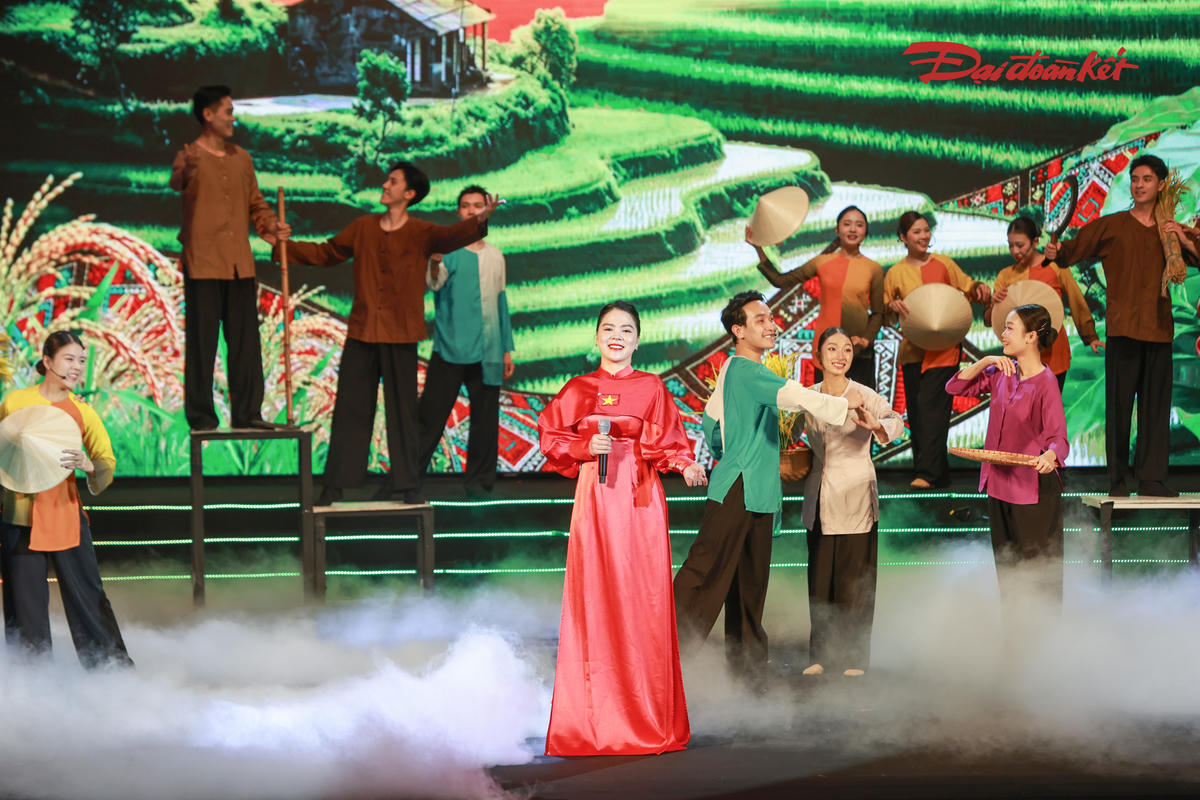 Tiết mục biểu diễn văn nghệ tại Lễ tôn vinh và trao danh hiệu “Nông dân Việt Nam xuất sắc 40 năm Đổi mới – năm 2026”. Ảnh: Quang Vinh.