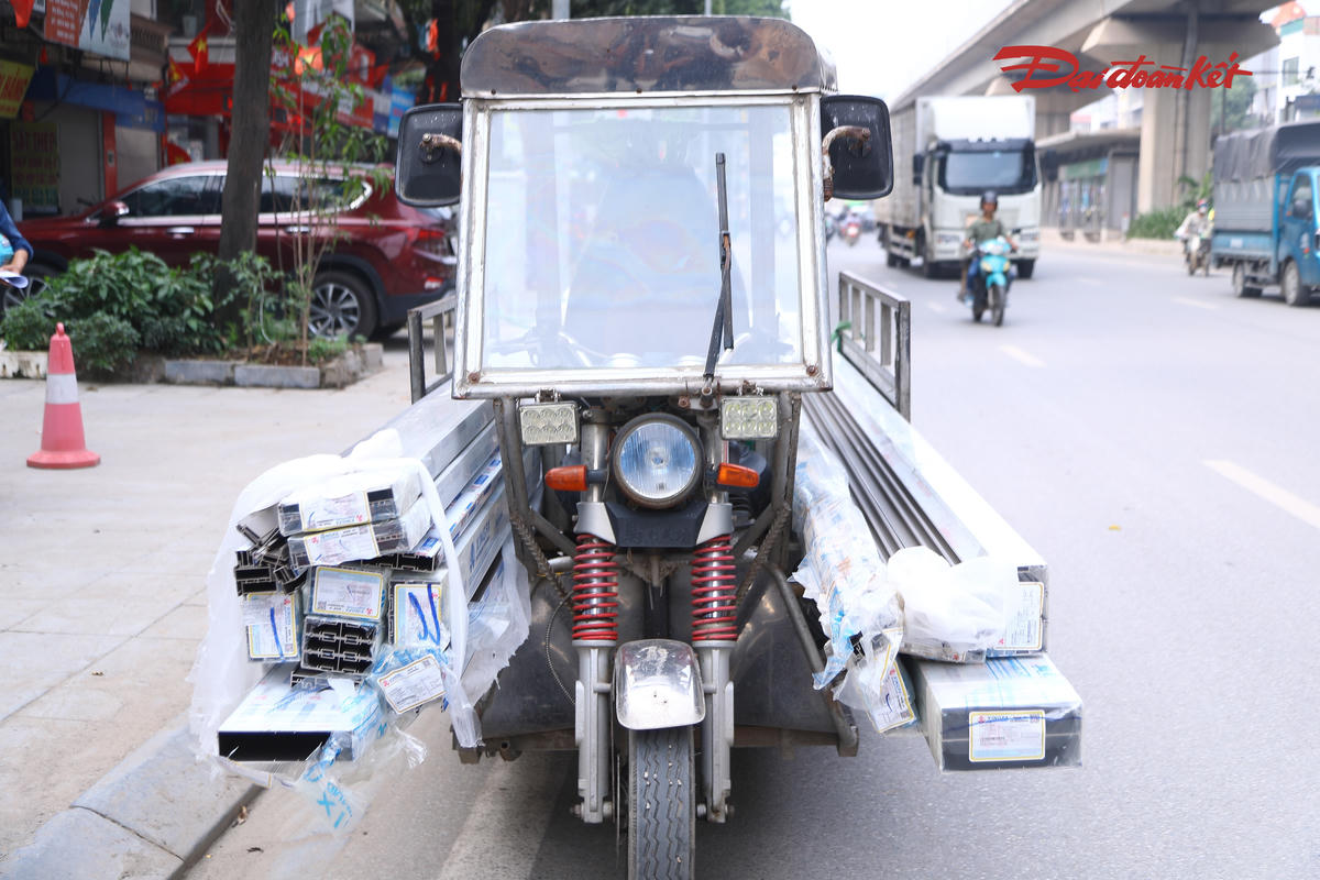 "Thời gian tới, Đội CSGT đường bộ số 10 sẽ tiếp tục tăng cường tuần tra, kiểm soát thường xuyên, liên tục, chủ động nắm tình hình địa bàn để kịp thời phát hiện và xử lý nghiêm các trường hợp vi phạm. Bên cạnh công tác xử lý, đơn vị cũng đẩy mạnh tuyên truyền, nhắc nhở người dân chấp hành các quy định của pháp luật về trật tự, an toàn giao thông, không sử dụng phương tiện tự chế, không chở hàng hóa cồng kềnh gây nguy hiểm, góp phần bảo đảm an toàn cho bản thân và những người tham gia giao thông khác", Thiếu tá Đức chia sẻ.