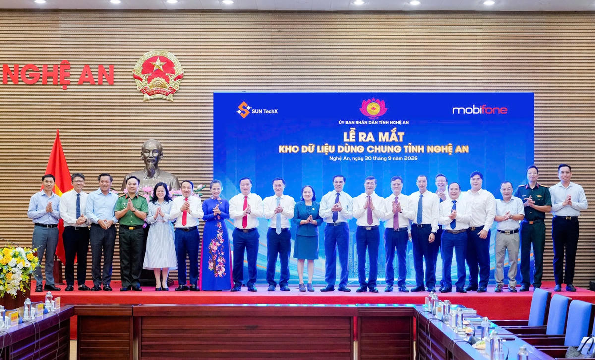 Đại diện lãnh đạo tỉnh và doanh nghiệp tại lễ ra mắt.