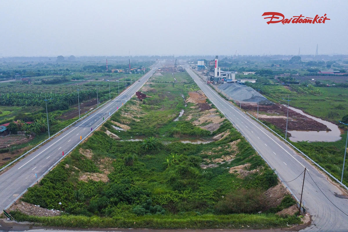 Đường song hành cũng là một trong những hạng mục quan trọng của dự án Vành đai 4 - Vùng Thủ đô, cùng với tuyến đường cao tốc ở giữa và các công trình kết nối. Việc hoàn thiện đồng bộ các hạng mục được kỳ vọng góp phần giảm áp lực cho một số tuyến đường hiện hữu, cải thiện khả năng lưu thông giữa Hà Nội với các địa phương lân cận.