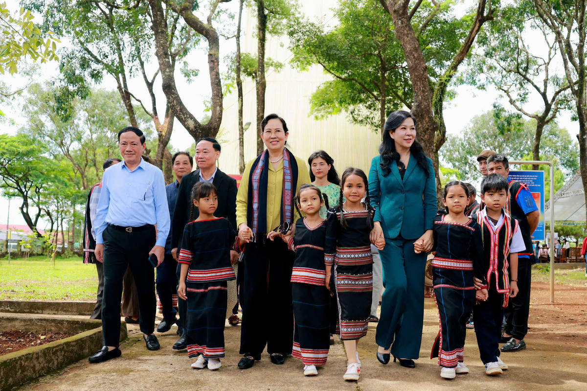Bà Ngô Phương Ly, Phu nhân Tổng Bí thư, Chủ tịch nước Tô Lâm cùng lãnh đạo Hội Liên hiệp Phụ nữ Việt Nam, UBND tỉnh Gia Lai dự Chương trình hỗ trợ “Phụ nữ mang thai có hoàn cảnh khó khăn” tại xã Gào. Ảnh: BNG
