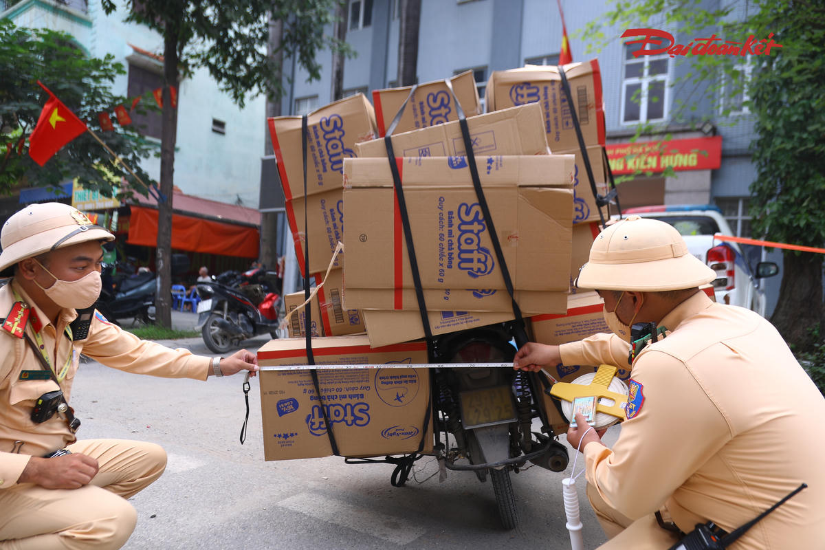 CSGT Hà Nội xử lý nhiều xe ba bánh, xe tự chế trên đường Quang Trung