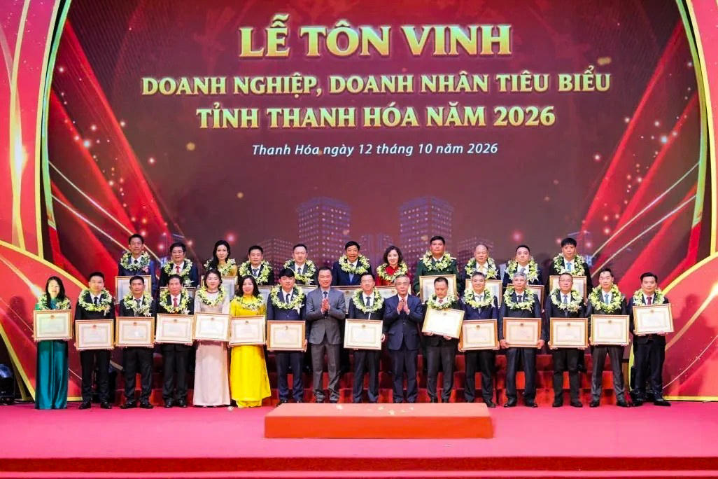 Bí thư Tỉnh ủy Lê Đức Thái và Chủ tịch UBND tỉnh Tô Anh Dũng tặng bằng khen cho các doanh nghiệp đạt thành tích xuất sắc. Ảnh: Minh Hiếu