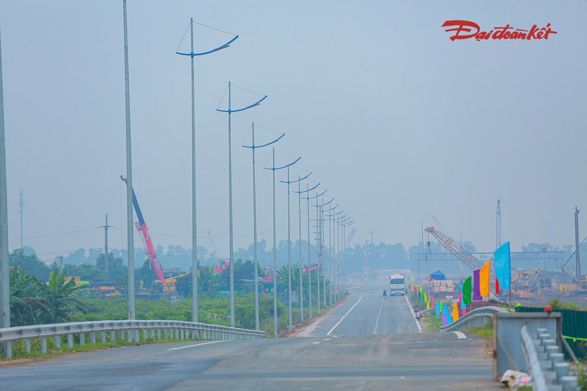 Sau hơn 3 năm triển khai, cả 4 gói thầu xây lắp đang tập trung thi công các hạng mục còn lại. Những phần việc chủ yếu trong giai đoạn này gồm thảm bê tông nhựa, lắp đặt hệ thống chiếu sáng và hoàn thiện các hạng mục bảo đảm an toàn giao thông.