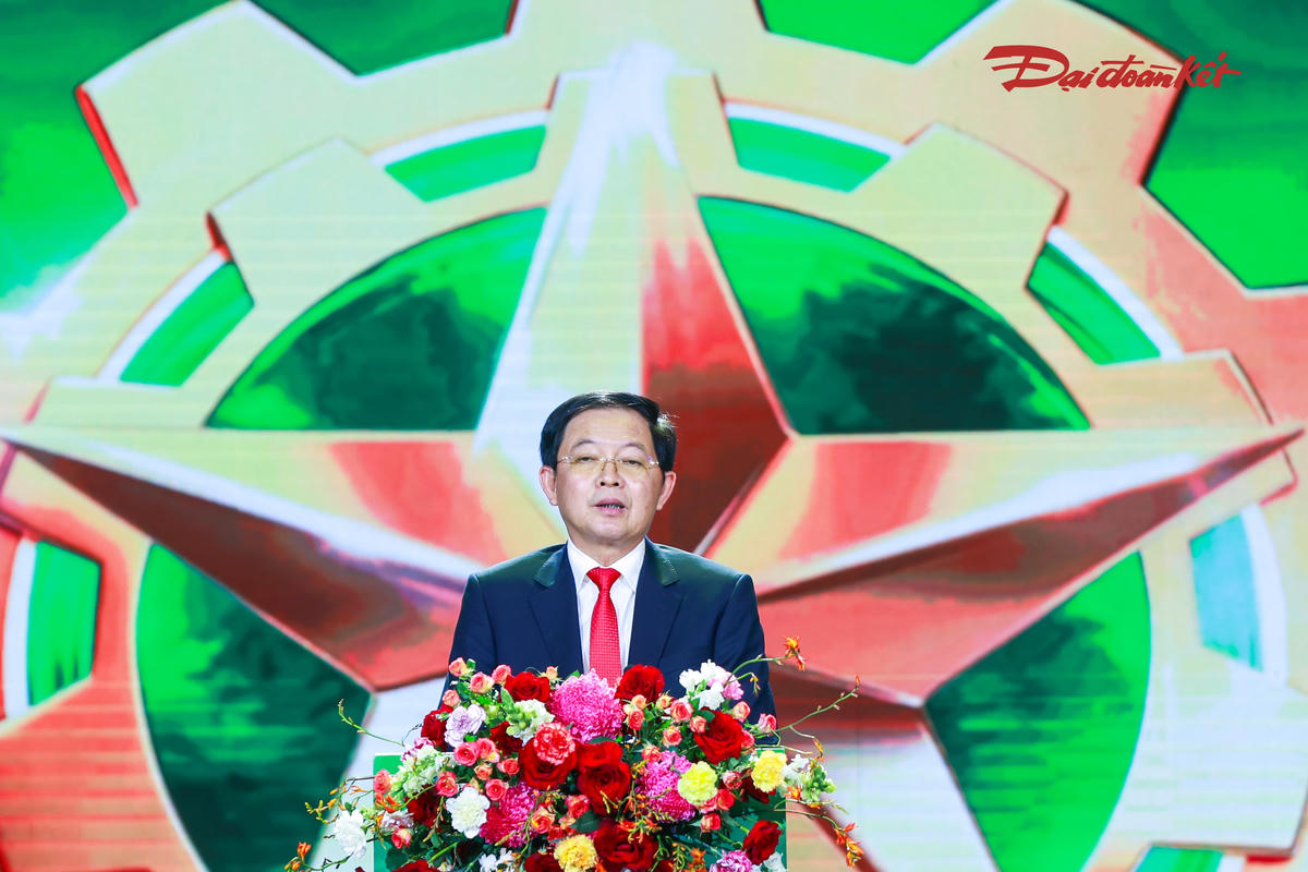 Phó Thủ tướng Hồ Quốc Dũng phát biểu chỉ đạo, động viên 96 nông dân Việt Nam xuất sắc 40 năm Đổi mới được tôn vinh trong chương trình. Ảnh: Quang Vinh.