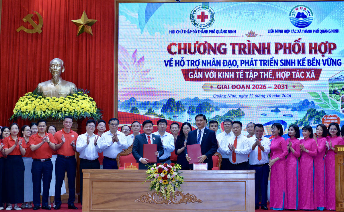 Nhân dịp này, Liên minh HTX TP Quảng Ninh đã ký kết Chương trình phối hợp với Hội Chữ thập đỏ TP Quảng Ninh về hỗ trợ nhân đạo, phát triển sinh kế bền vững gắn với kinh tế tập thể, HTX giai đoạn 2026–2031.