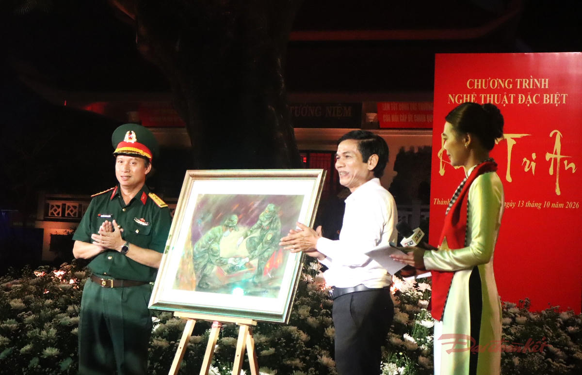 Họa sĩ Lê Sa Long tặng bức tranh ký họa các chiến sĩ đang tìm kiếm, quy tập hài cốt liệt sĩ tại Công viên Lê Thị Riêng cho đại diện lãnh đạo Bộ Tư lệnh TPHCM. Ảnh: TL