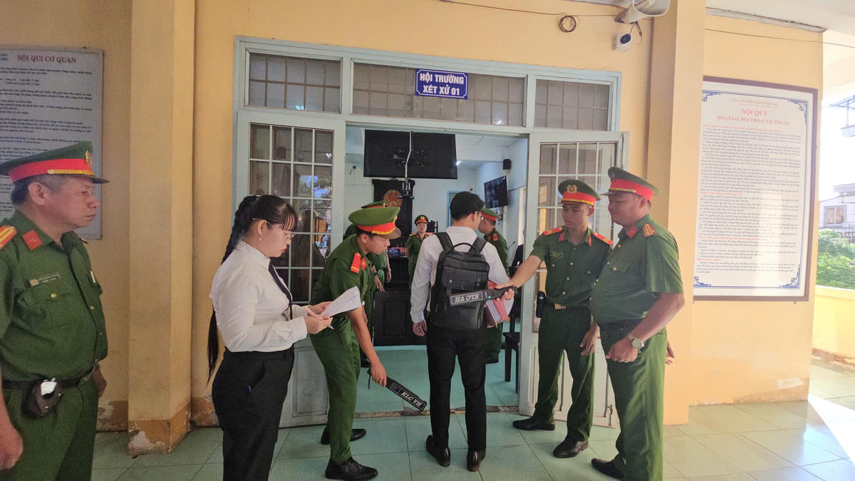 An ninh thắt chặt, bảo đảm an ninh tại toà. (Ảnh: Trung Ngãi).