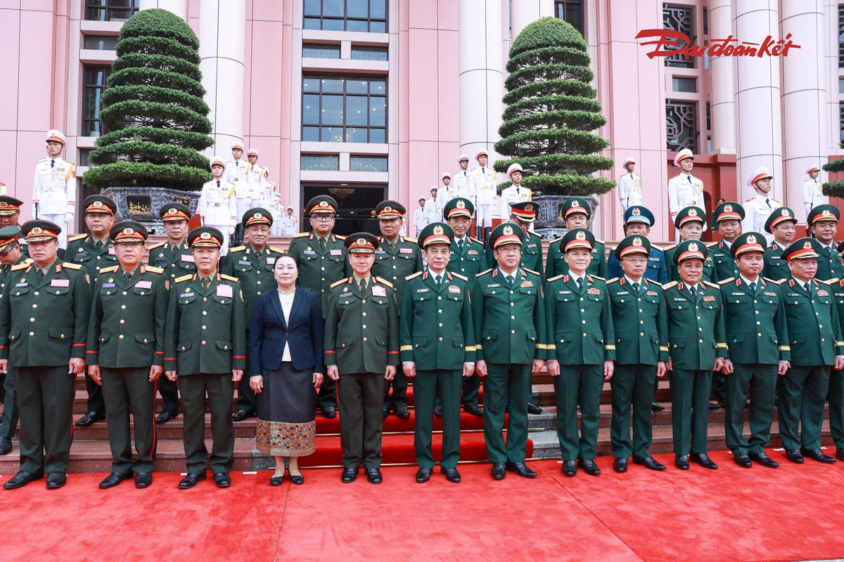 Hai đoàn chụp ảnh chung. Ảnh: Quang Vinh