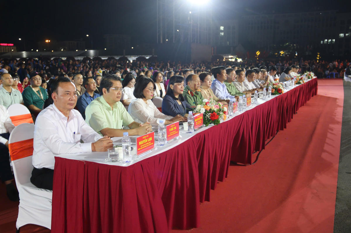 Các đại biểu, lãnh đạo tỉnh Sơn La tại Lễ bế mạc. Ảnh: H.H