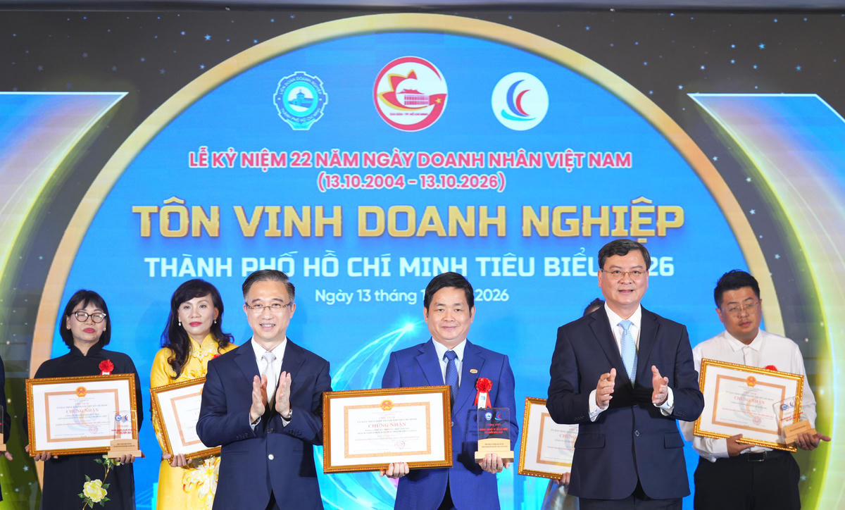Lãnh đạo TPHCM tặng danh hiệu “Doanh nghiệp, Doanh nhân TPHCM tiêu biểu” năm 2026. Ảnh: M.N