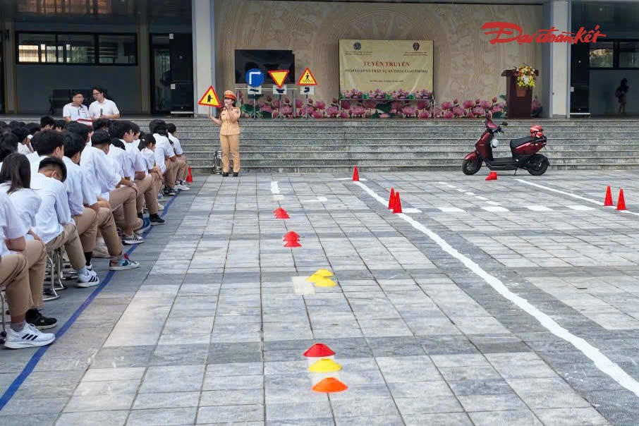 Học sinh Trường THPT Hoàng Quán Chi được hướng dẫn nhận diện biển báo, chấp hành tín hiệu giao thông và xử lý tình huống khi lưu thông.