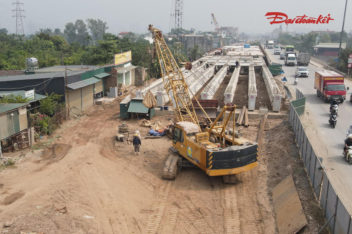 Ngày 13/10, ghi nhận của PV Báo Đại đoàn kết tại khu vực cầu Mai Lĩnh cho thấy, công trường đang tập trung thi công phần cầu bên phải theo kế hoạch. Khoảng một nửa phần cầu bên phải đã được triển khai, trong đó các hạng mục dầm cầu và đổ bê tông bản mặt cầu đang được thực hiện.