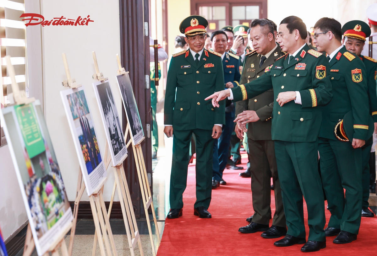 Đại tướng Phan Văn Giang và Đại tướng Tea Seiha tham quan các hình ảnh về quan hệ Việt Nam - Campuchia. Ảnh: Quang Vinh