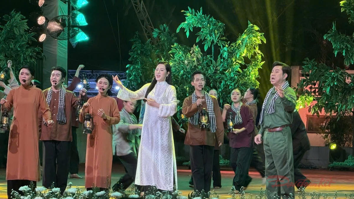Xúc động 'Đêm tri ân' tưởng nhớ những anh hùng liệt sĩ đã hy sinh vì Tổ quốc