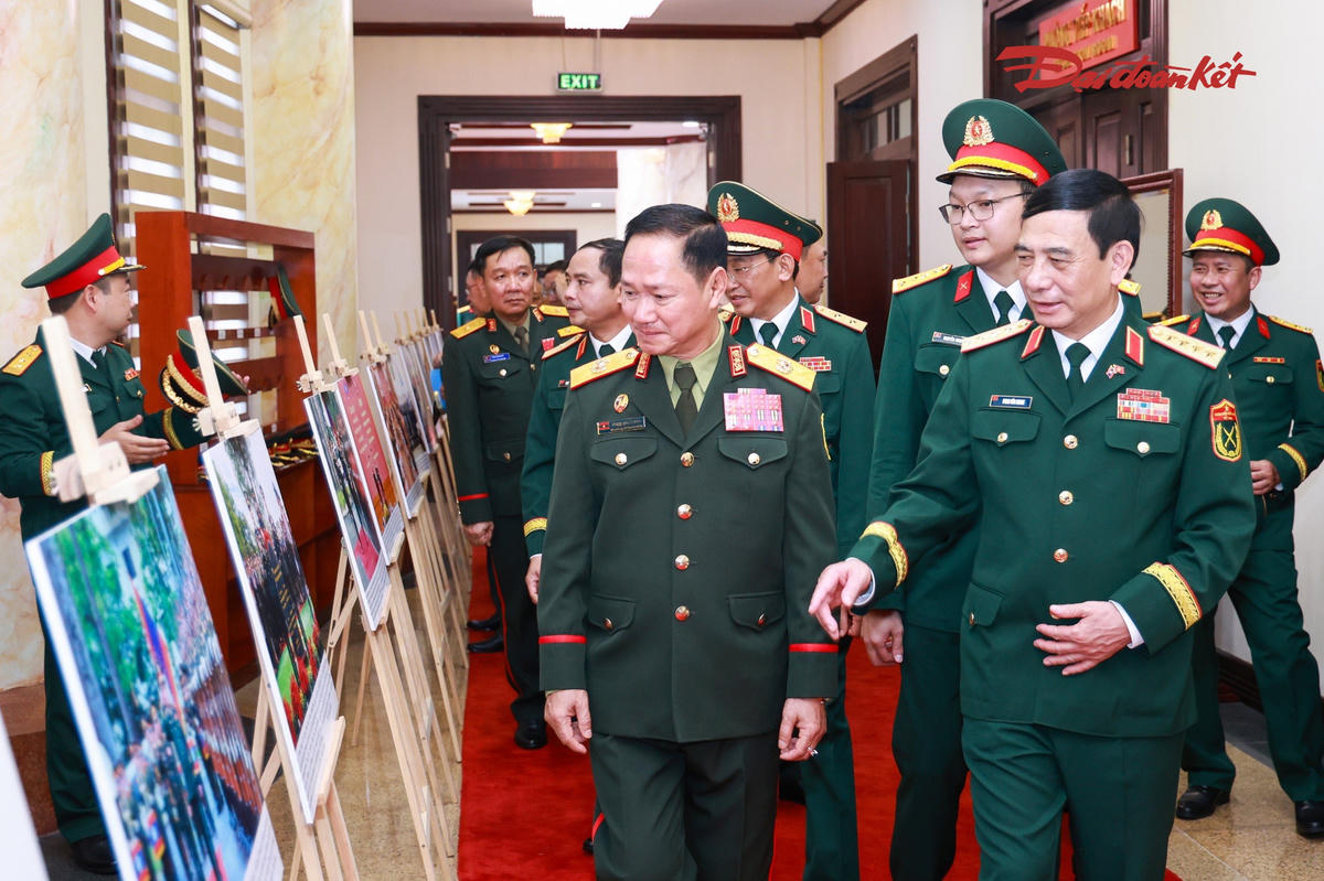 Đại tướng Phan Văn Giang và Đại tướng Khamliang Outhakaysone tham quan các hình ảnh về quan hệ Việt Nam - Lào. Ảnh: Quang Vinh