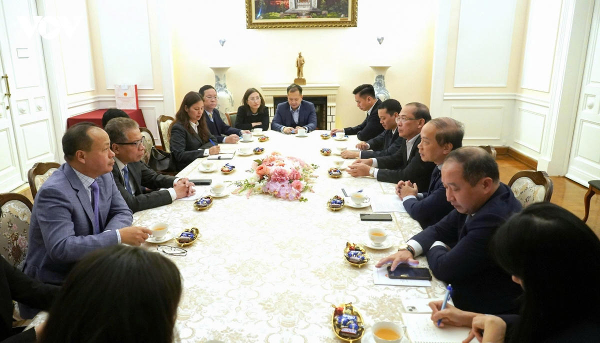 Đoàn công tác làm việc với Đại sứ quán Việt Nam tại Liên bang Nga và gặp gỡ đại diện các cơ quan, tổ chức của Việt Nam cùng đại diện cộng đồng người Việt. Ảnh: Minh Phượng/VOV-Moscow.