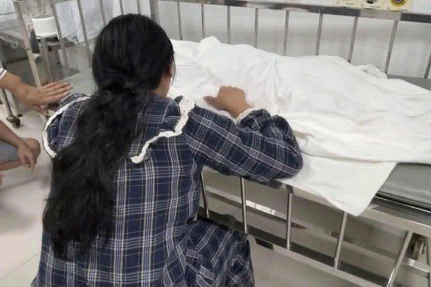 Người thân đau buồn bệnh nhi T.N.T.D. tử vong. Ảnh: Cắt clip.