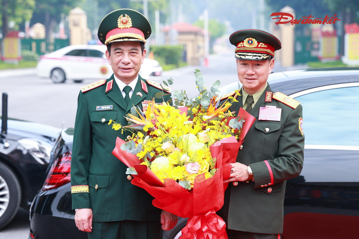 Đại tướng Phan Văn Giang đón Đại tướng Khamliang Outhakaysone. Ảnh: Quang Vinh
