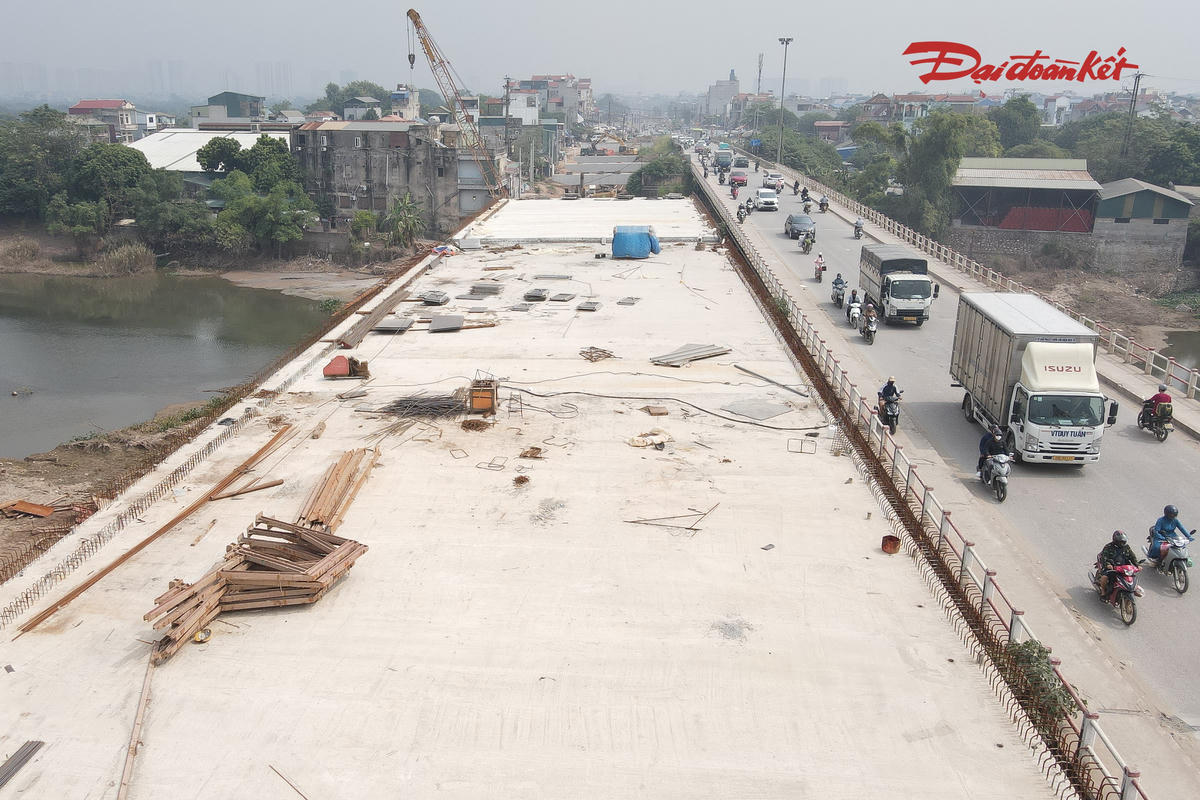 Với chiều dài khoảng 1,03 km, cầu Mai Lĩnh mới được thiết kế gồm 4 làn xe, với hệ thống trụ cầu và kết cấu phần trên được triển khai thi công theo tiến độ dự án.