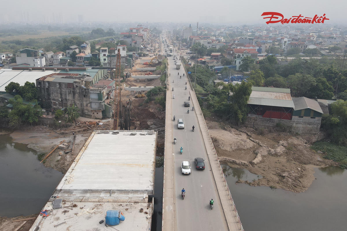 Ông Vũ Mạnh Tuấn, Phó Giám đốc Ban Quản lý dự án đầu tư xây dựng công trình giao thông thành phố Hà Nội cho biết, đơn vị đang tập trung nhân lực, thiết bị để đẩy nhanh tiến độ dự án cải tạo, nâng cấp và mở rộng quốc lộ 6 đoạn Hà Đông - Xuân Mai.