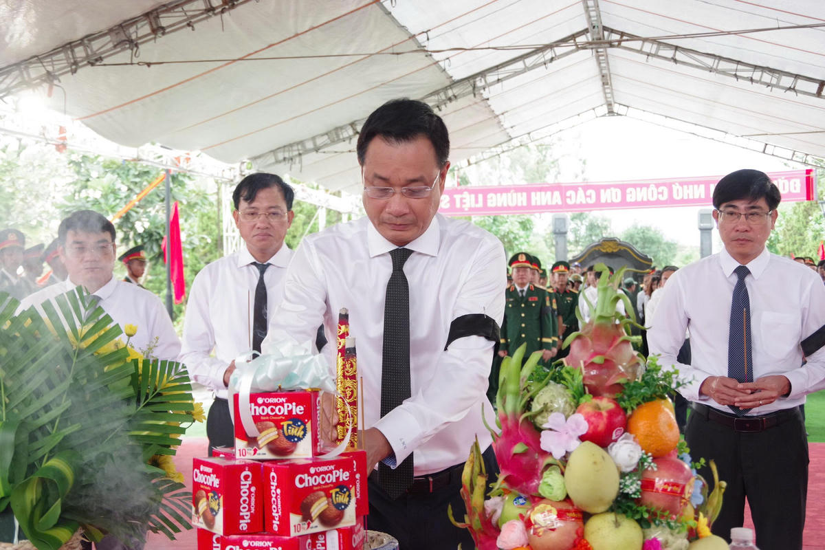 Ông Lê Ngọc Quang, Bí thư Thành ủy Đà Nẵng dâng hương các hài cốt liệt sĩ. Ảnh: CĐ.