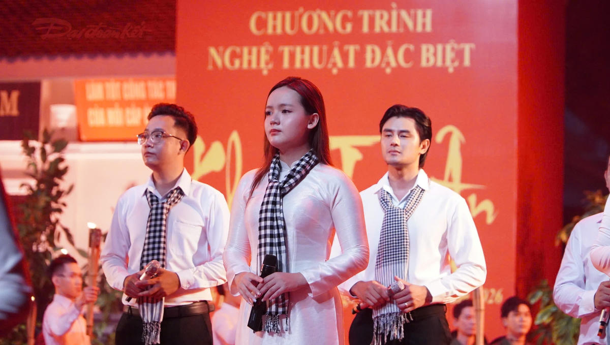Xúc động 'Đêm tri ân' tưởng nhớ những anh hùng liệt sĩ đã hy sinh vì Tổ quốc