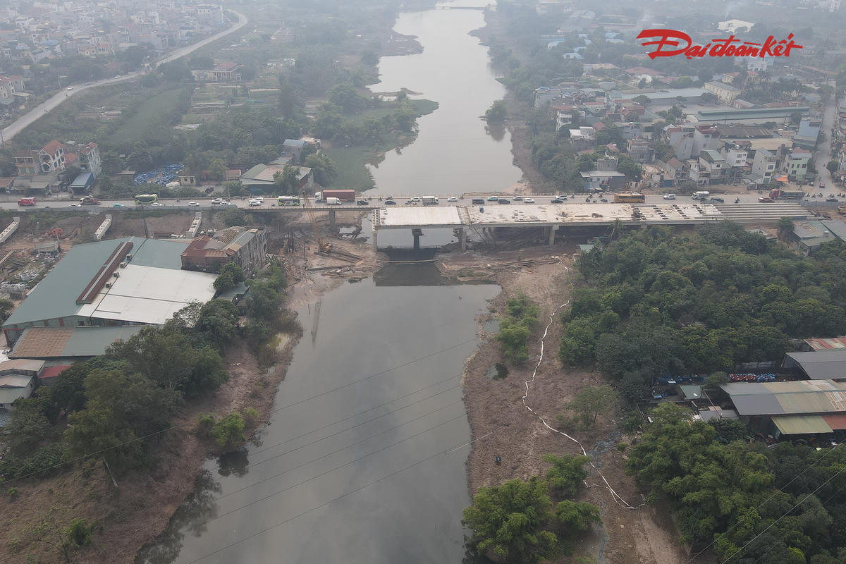 Việc thi công cầu Mai Lĩnh diễn ra trong bối cảnh tuyến Quốc lộ 6 vẫn phải đáp ứng nhu cầu đi lại lớn của người dân. Đây là trục giao thông kết nối khu vực phía Tây Hà Nội với trung tâm thành phố và các địa phương lân cận, phục vụ cả nhu cầu đi lại hằng ngày lẫn vận chuyển hàng hóa.