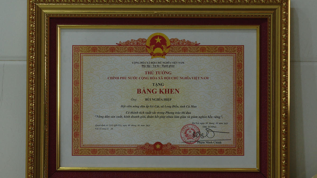 Ông Bùi Nghĩa Hiệp, ngụ ấp Điền Hải, xã Long Điền, tỉnh Cà Mau được Thủ tướng Chính phủ tặng Bằng khen vì đã có thành tích xuất sắc trong phong trào "Nông dân sản xuất, kinh doanh giỏi, đoàn kết giúp nhau làm giàu và giảm nghèo bền vững".  Ảnh: Nguyên Du