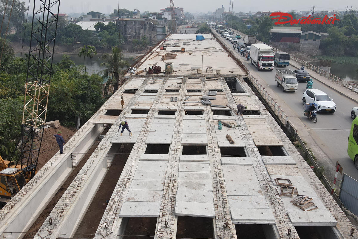 Các đơn vị thi công bản mặt cầu Mai Lĩnh sau khi hoàn thành gác dầm.