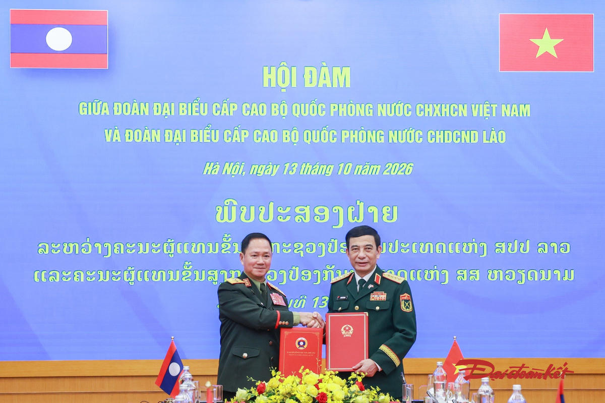 Đại tướng Phan Văn Giang và Đại tướng Khamliang Outhakaysone ký kế hoạch hợp tác quốc phòng Việt Nam - Lào năm 2027. Ảnh: Quang Vinh
