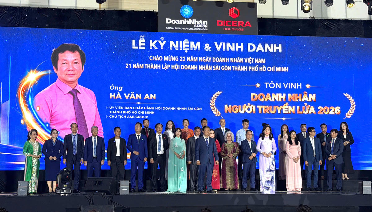 Hội Doanh nhân Sài Gòn TPHCM cũng tổ chức tôn vinh hơn 100 lượt doanh nhân tiêu biểu. Ảnh: H.T