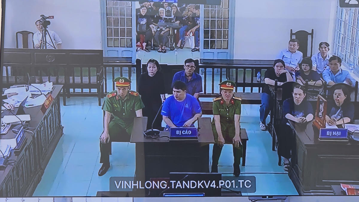 Diễn biến phiên tòa được truyền hình trực tiếp vào phòng cho các phóng viên đưa tin. (Ảnh: Trung Ngãi).