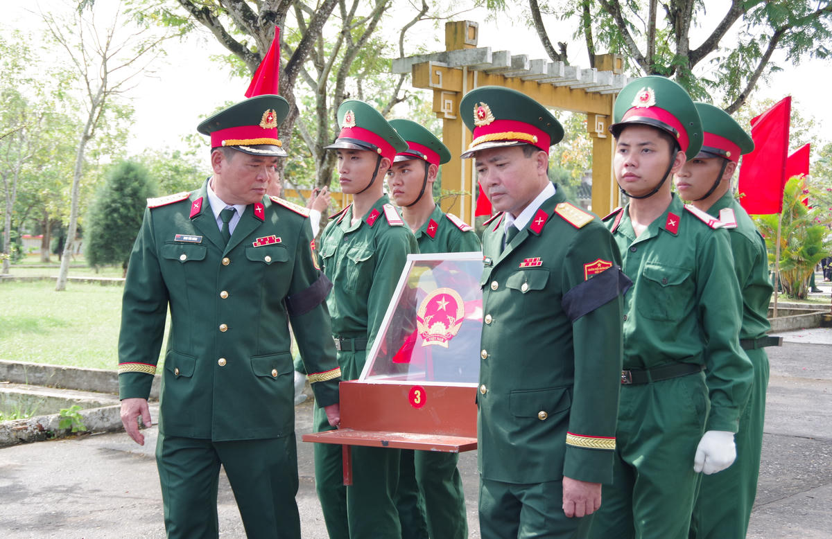 Lực lượng chức năng đang đưa an táng các hài cốt liệt sĩ. Ảnh: CĐ.