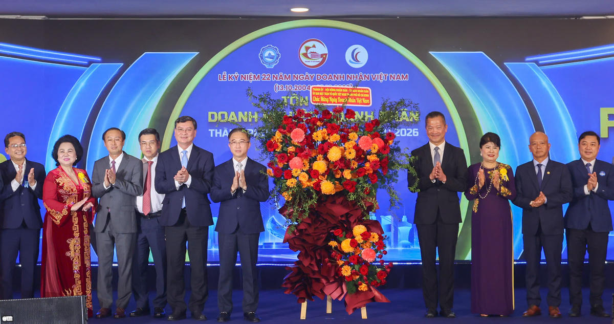 Lãnh đạo TPHCM tặng hoa chúc mừng Liên đoàn Doanh nghiệp TPHCM. Ảnh: M.N