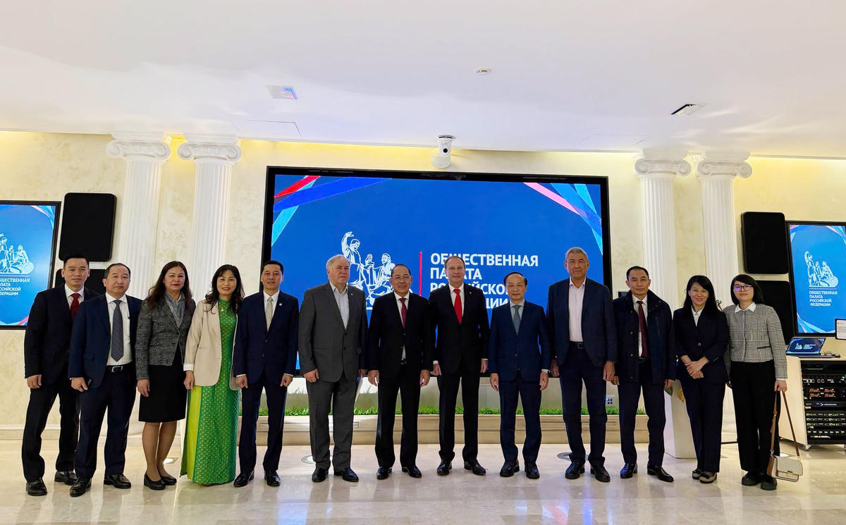 Đoàn đại biểu Ủy ban Trung ương MTTQ Việt Nam chụp ảnh lưu niệm cùng các đại biểu tham dự hội đàm.