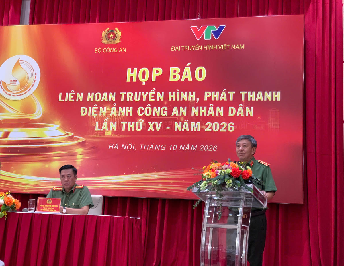 Đồng chí Trung tướng Đỗ Triệu Phong, Cục trưởng Cục Truyền thông Công an Nhân dân (Bộ Công an), Trưởng ban Tổ chức phát biểu tại buổi họp báo.