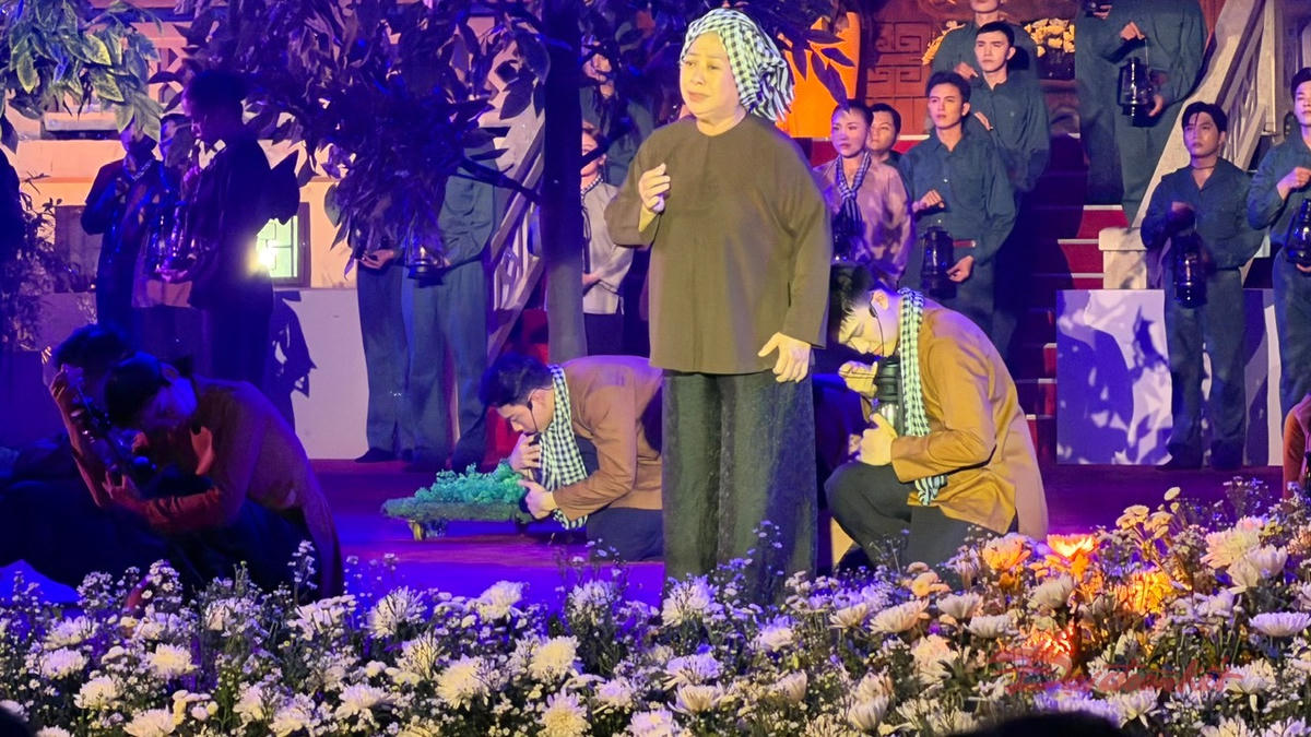 Xúc động 'Đêm tri ân' tưởng nhớ những anh hùng liệt sĩ đã hy sinh vì Tổ quốc