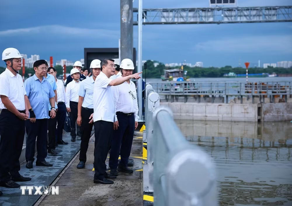 ttxvn_thu-tuong-kiem-tra-du-an-thuy-loi-trong-diem-cua-thanh-pho-ho-chi-minh9.jpg