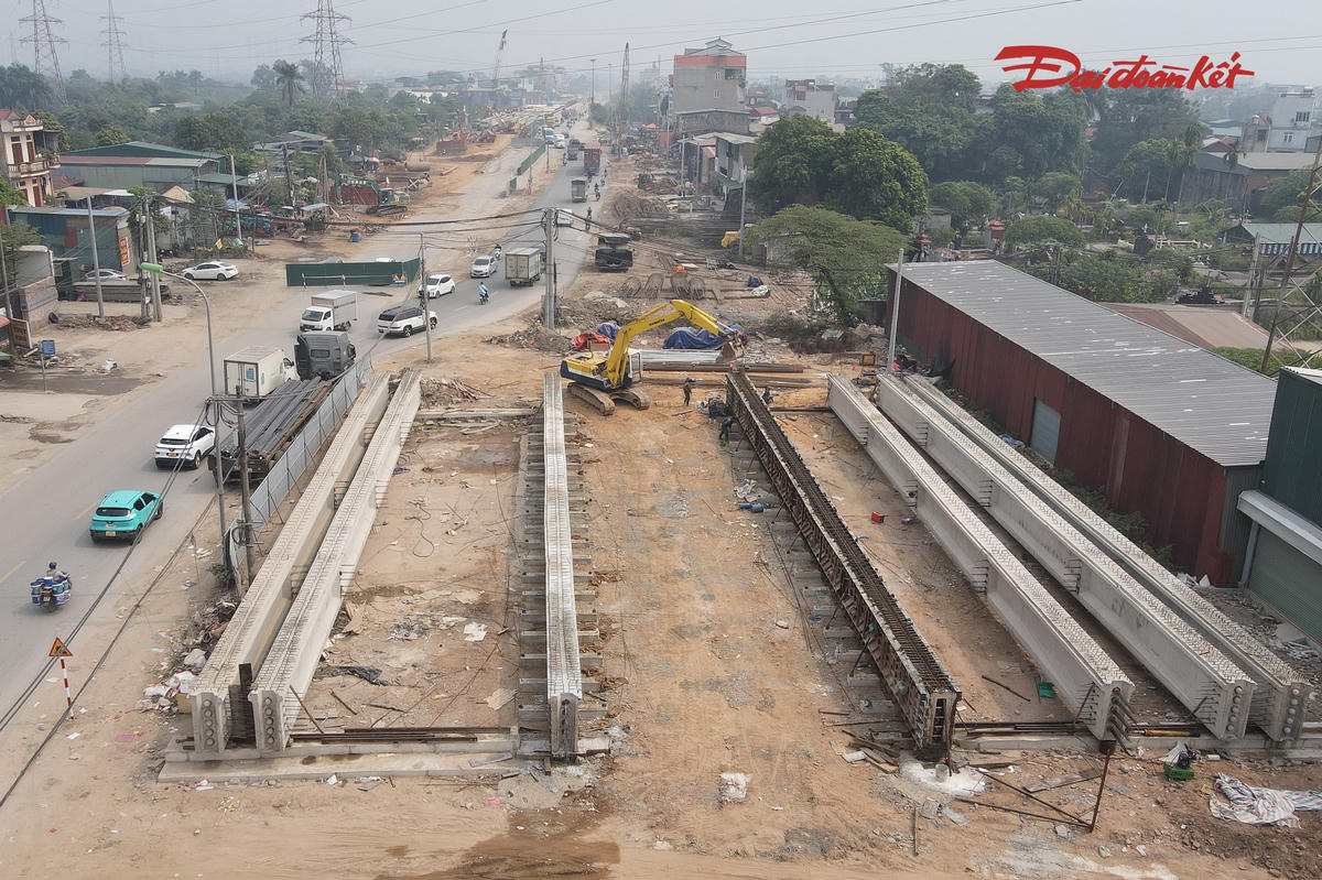 Công nhân khẩn trương đổ dầm cầu tại bãi đúc ngay sát công trường dự án cầu Mai Lĩnh.