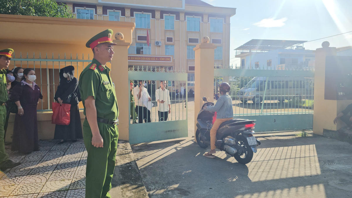 An ninh đảm bảo phiên toà. (Ảnh: Trung Ngãi).