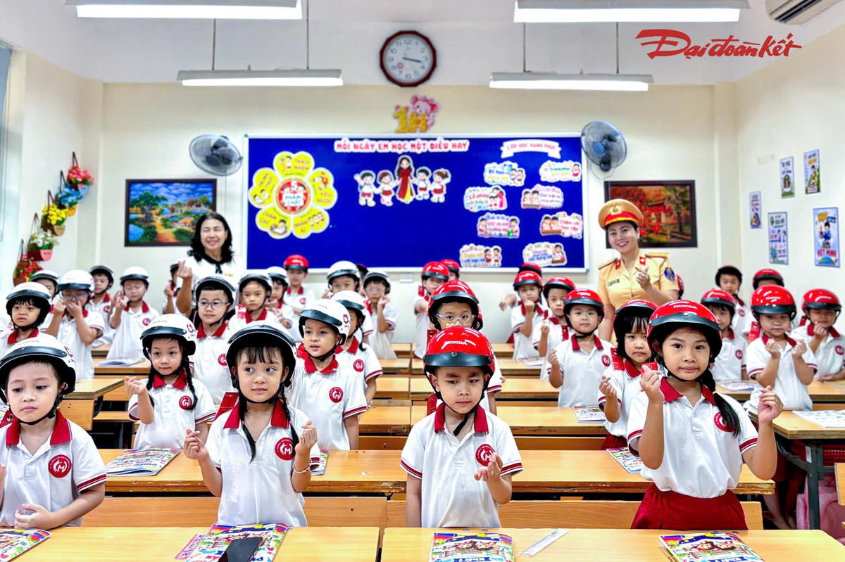 Ban tổ chức trao tặng 401 mũ bảo hiểm cho học sinh lớp 1 Trường Tiểu học Khương Mai.