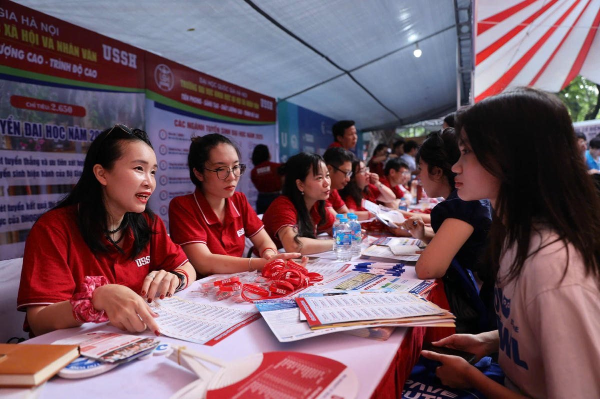 Thí sinh tìm hiểu thông tin tuyển sinh của trường đại học.