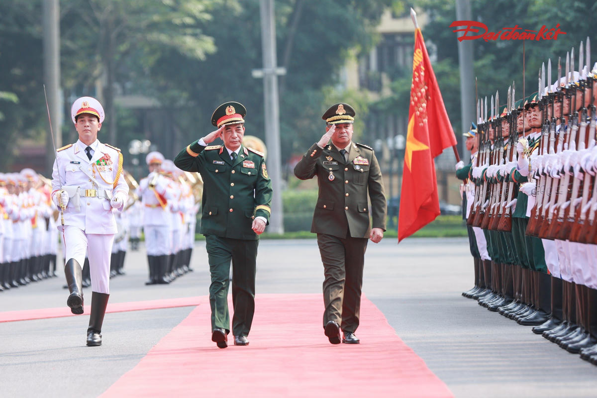 Đại tướng Phan Văn Giang và Đại tướng Tea Seiha duyệt đội danh dự Quân đội nhân dân Việt Nam. Ảnh: Quang Vinh