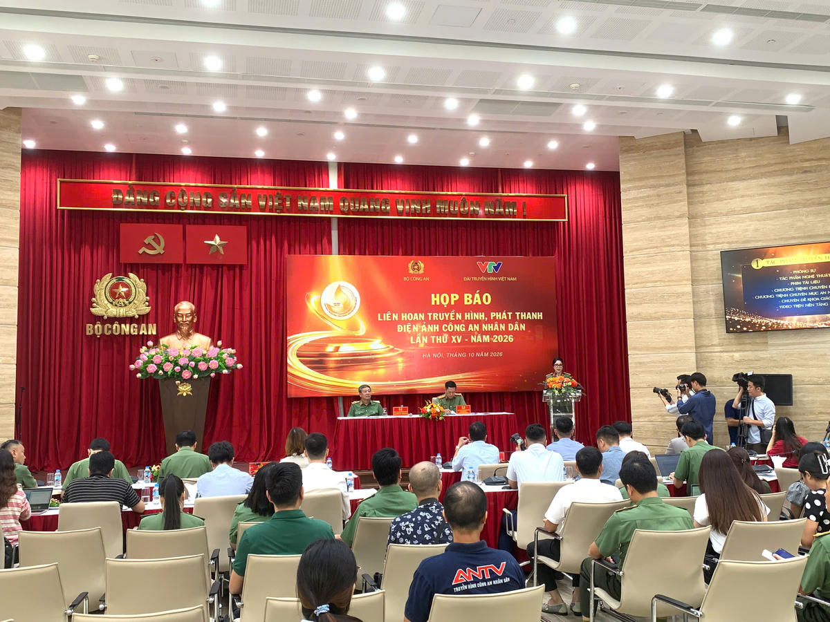  Phóng viên các cơ quan báo chí dự buổi họp báo.