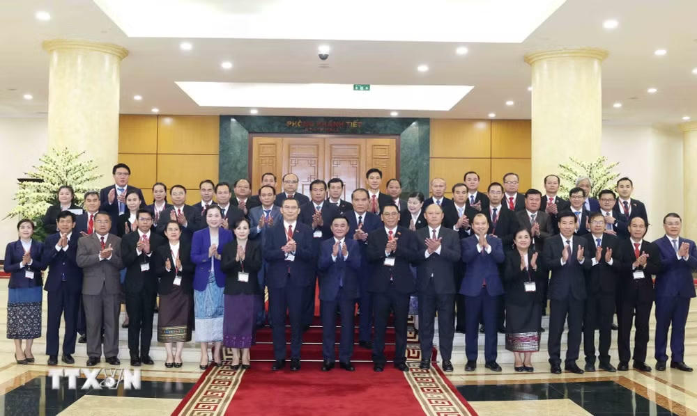 ttxvn_1310-thuong-truc-ban-bi-thu-dang-nhan-dan-cach-mang-lao.jpg
